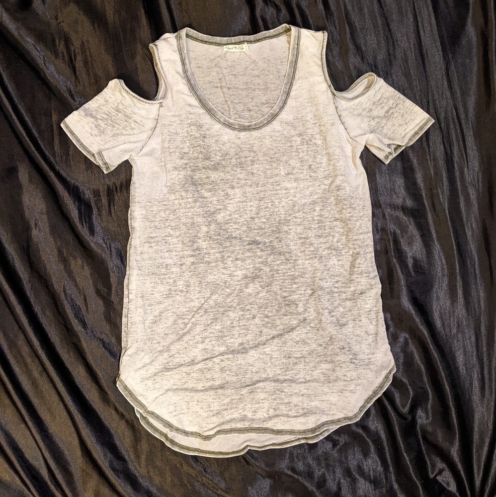 Heart Hips | Gray Acid Wash Cold Shoulder Top